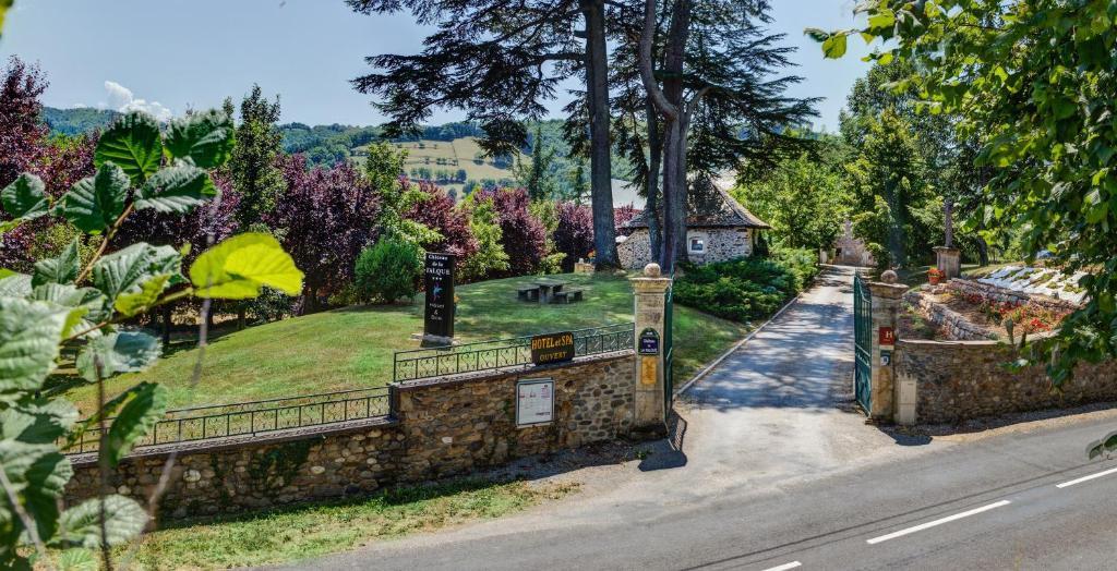 Chateau De La Falque, The Originals Relais Saint-Geniez-dʼOlt Exterior foto